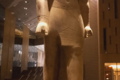 Novyj-muzej-v-gize-ogromnaya-statuya-Ramzes-II-Sami-Tur