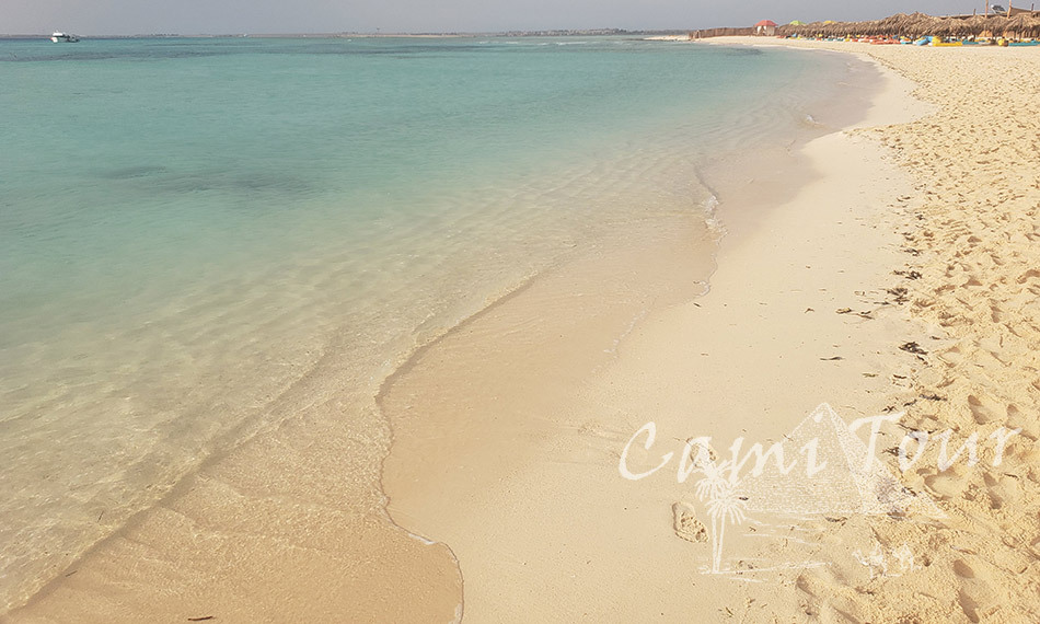 Utopia-white-sand-and-light-blue-sea-Maldives